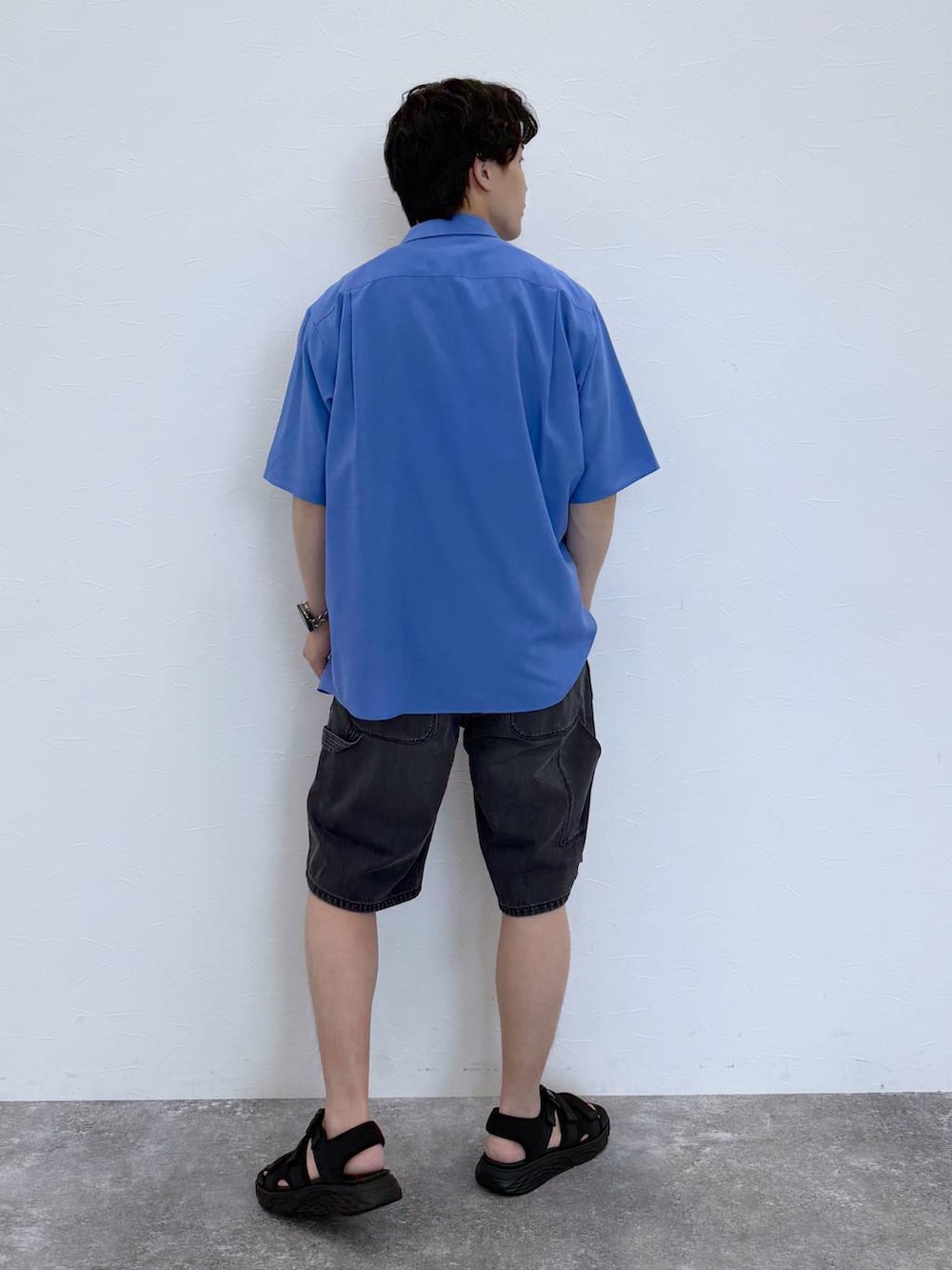 ブルー系のTシャツ/カットソー、ブルー系のシャツ/ブラウス、ブラック系のサンダルを着用したメンズの夏コーディネートの4枚目の写真