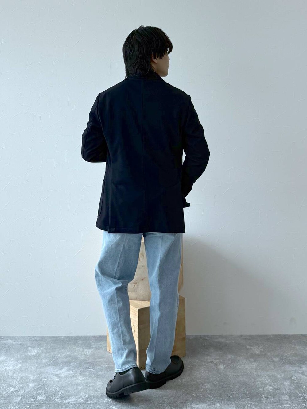 ホワイト系のTシャツ/カットソー、ブルー系のデニムパンツ、ブラック系のその他シューズを着用したメンズの秋コーディネートの5枚目の写真