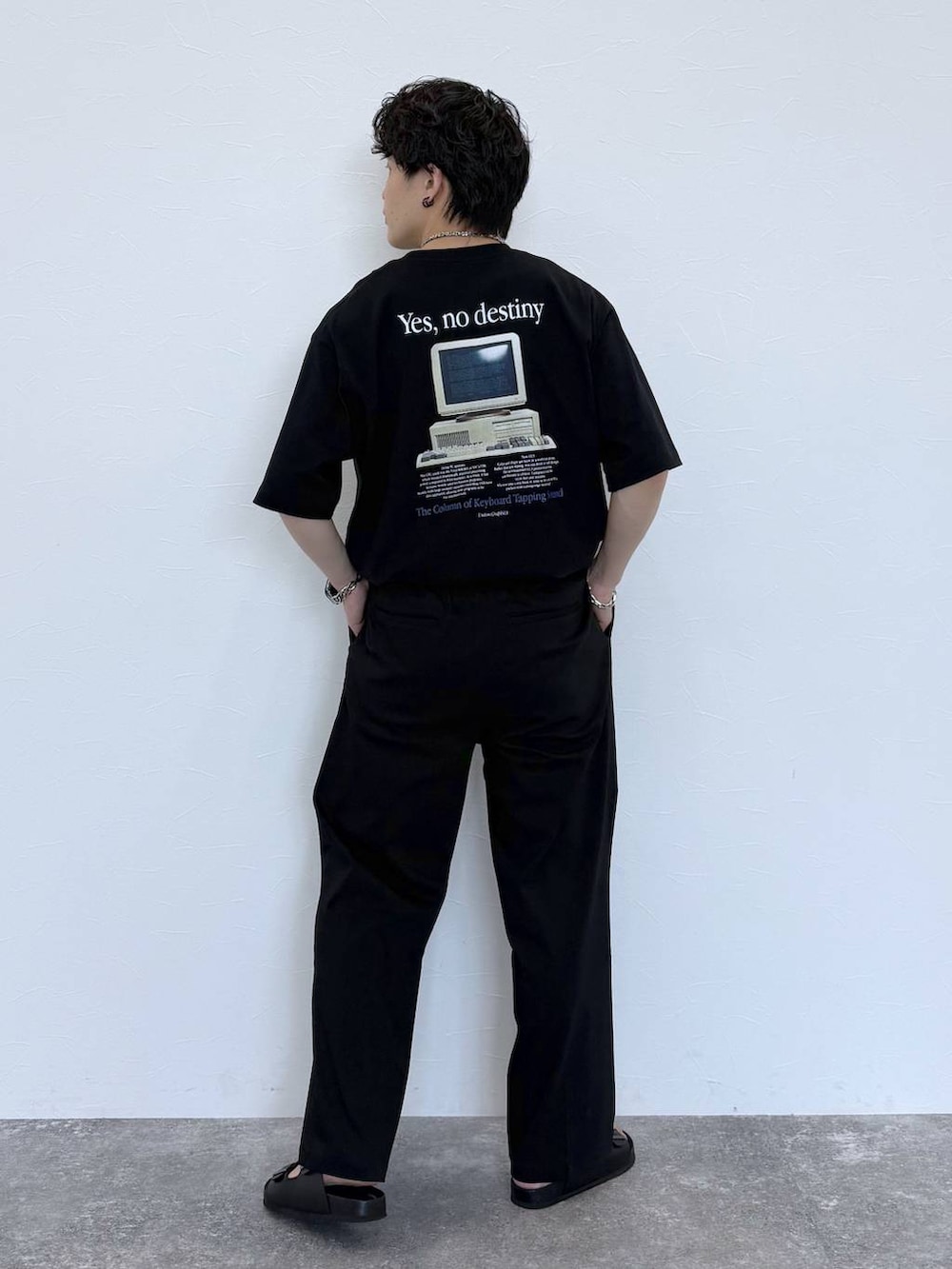 ブラック系のその他パンツ、ブラック系のサンダル、ブラック系のTシャツ/カットソーを着用したメンズの夏コーディネートの5枚目の写真