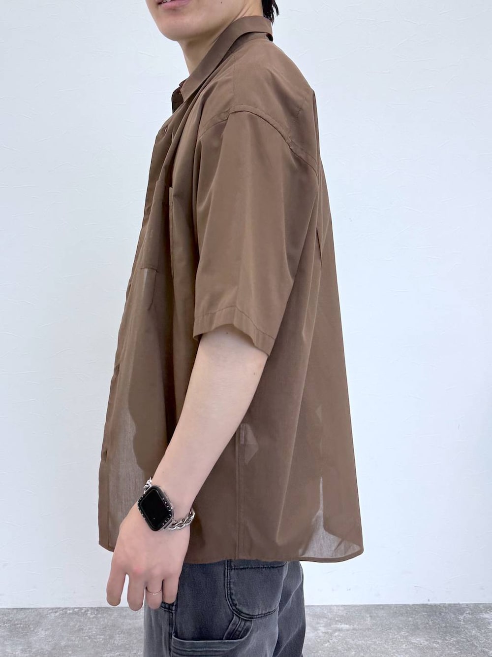 ブラウン系のシャツ/ブラウス、ブラック系のタンクトップ、グレー系のその他パンツを着用したメンズの春コーディネートの6枚目の写真