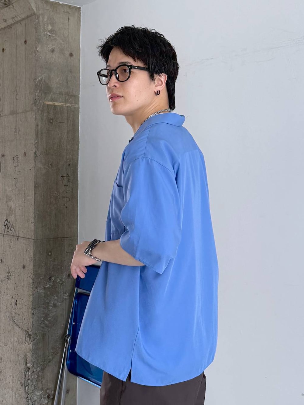 ホワイト系のTシャツ/カットソー、ブラウン系のその他パンツ、ブラック系のサンダルを着用したメンズの夏コーディネートの7枚目の写真