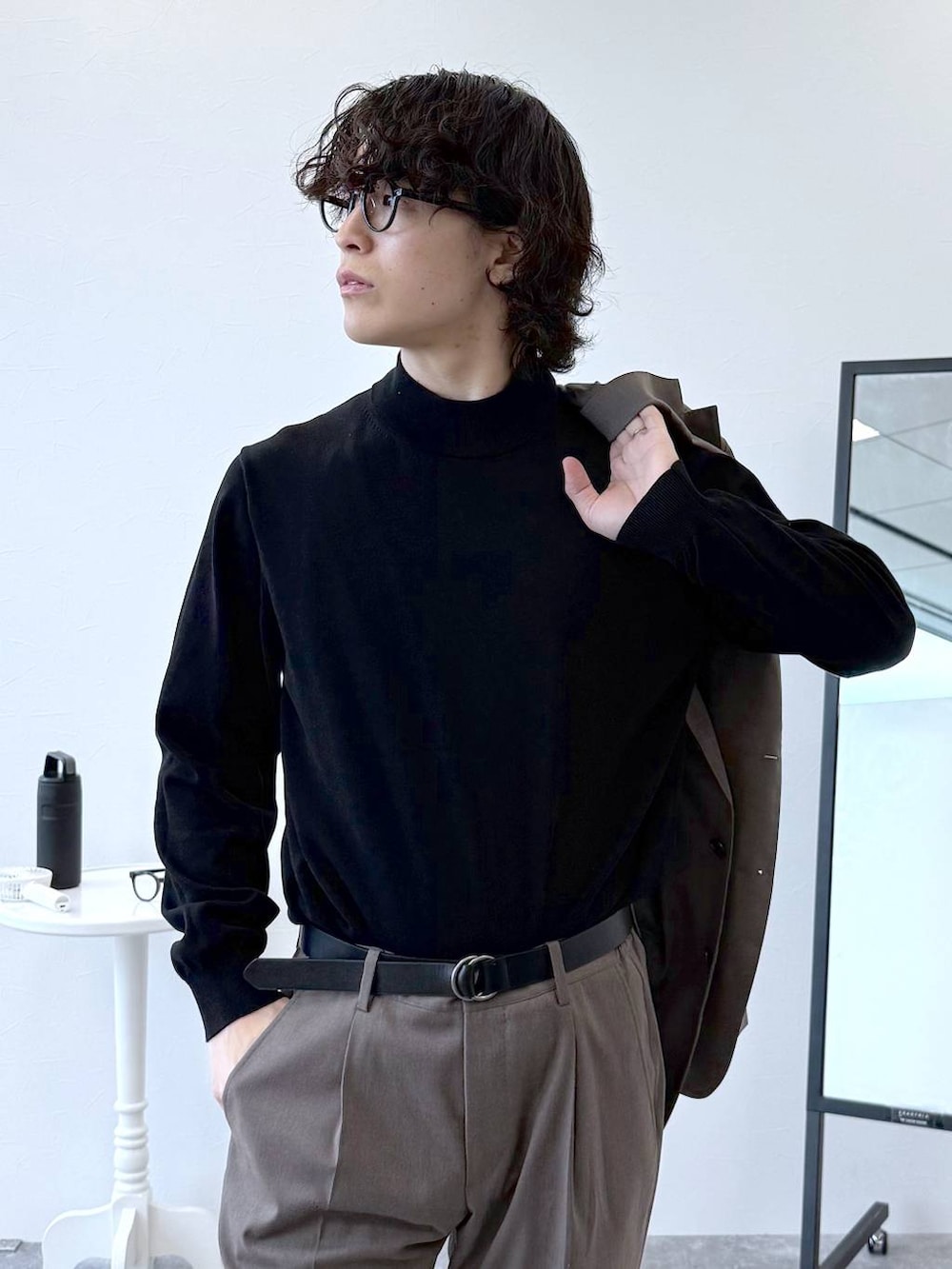 ブラウン系のテーラードジャケット、ブラウン系のスラックス、ブラック系のニット/セーターを着用したメンズの秋コーディネートの8枚目の写真