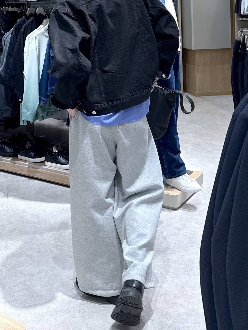 ブルー系のシャツ/ブラウス、ブラック系のデニムジャケット、グレー系のスウェットパンツを着用したメンズの冬コーディネートの5枚目の写真