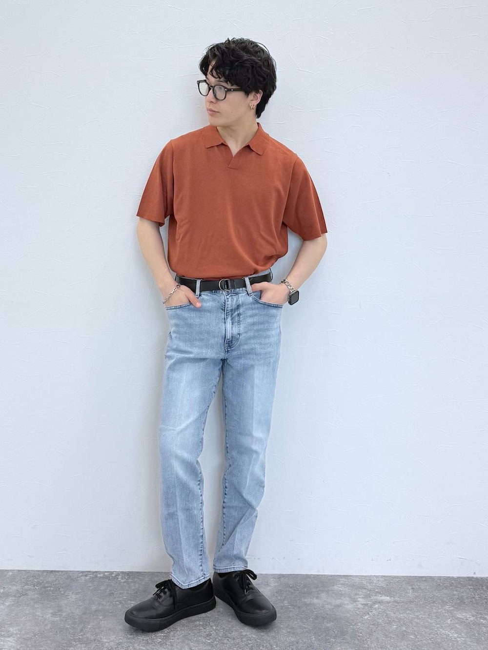 グレー系のその他シューズ、ブルー系のデニムパンツ、ブルー系のサングラスを着用したメンズの夏コーディネートの2枚目の写真