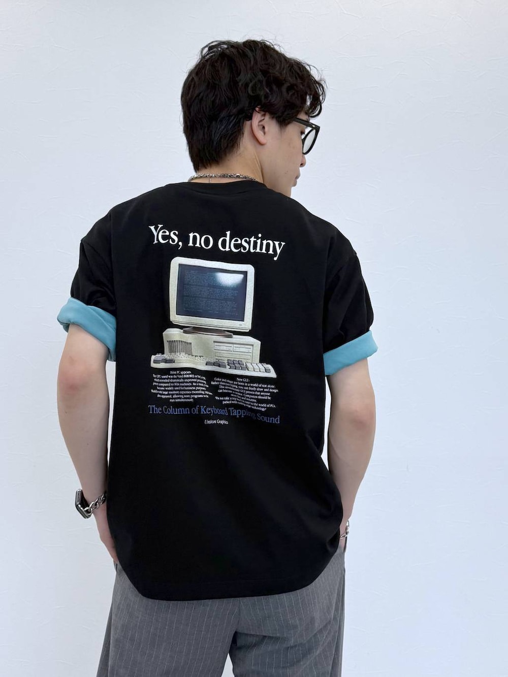 グレー系のスラックス、ブルー系のTシャツ/カットソー、ブラック系のサンダルを着用したメンズの夏コーディネートの8枚目の写真
