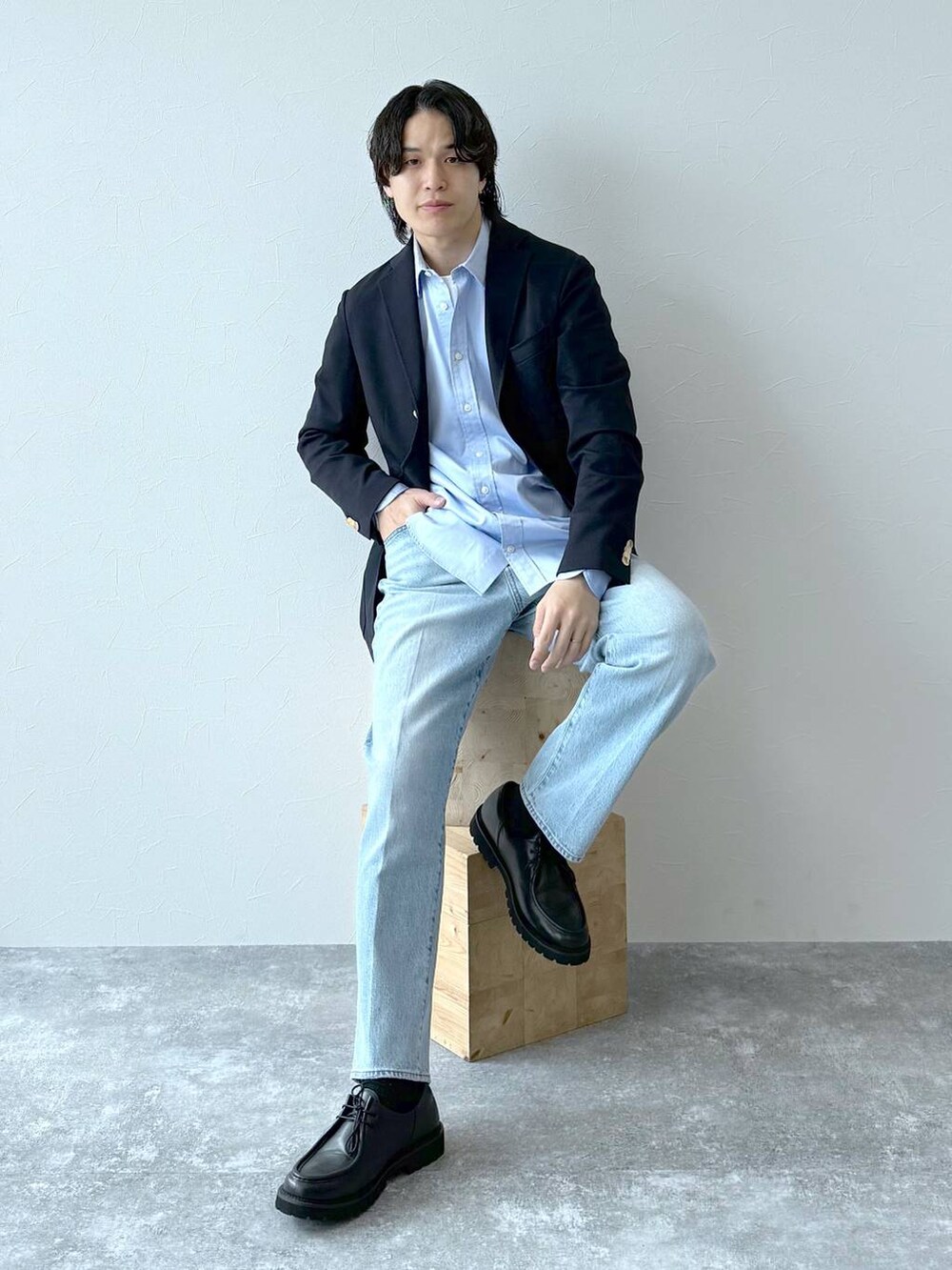 ホワイト系のTシャツ/カットソー、ブルー系のデニムパンツ、ブラック系のその他シューズを着用したメンズの秋コーディネートの2枚目の写真