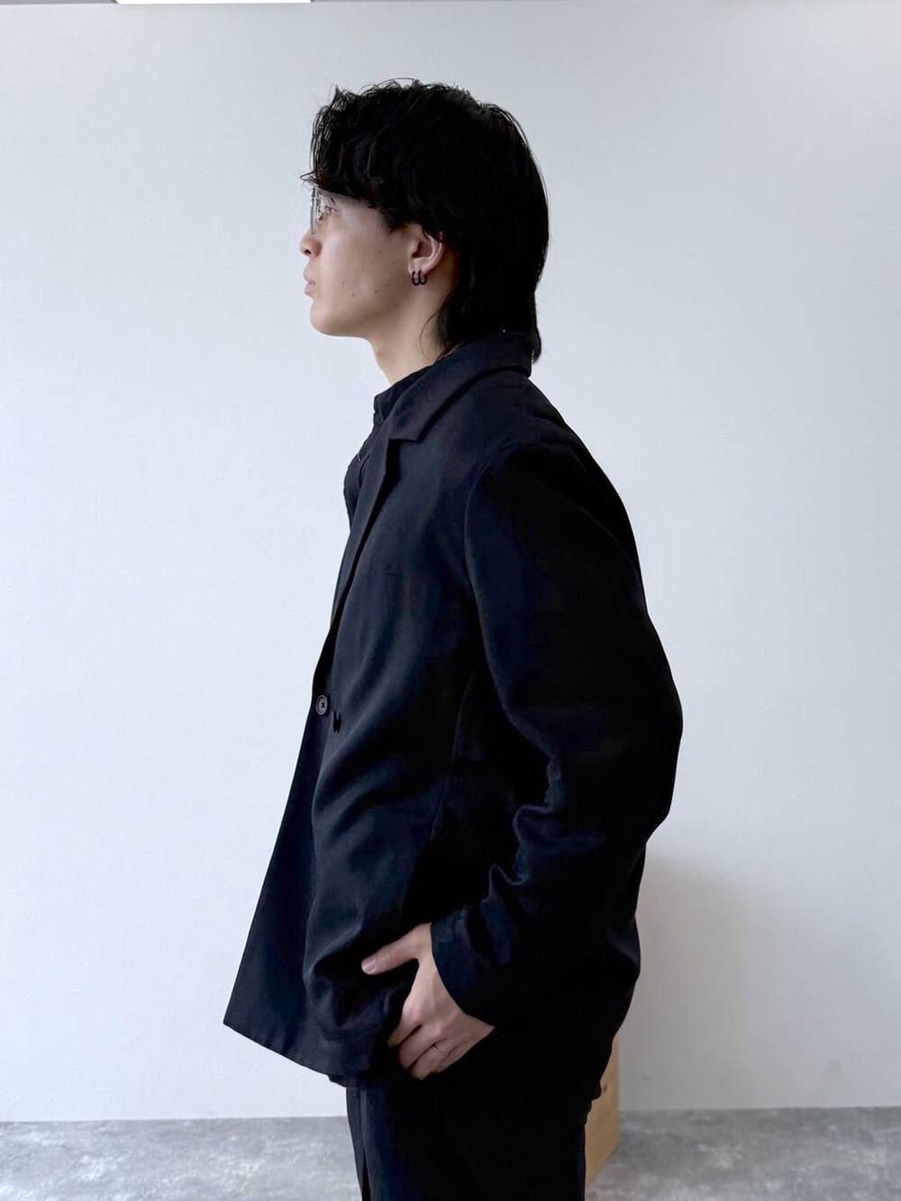 ホワイト系のTシャツ/カットソー、グレー系のシャツ/ブラウス、ブラック系のその他シューズを着用したメンズの秋コーディネートの7枚目の写真