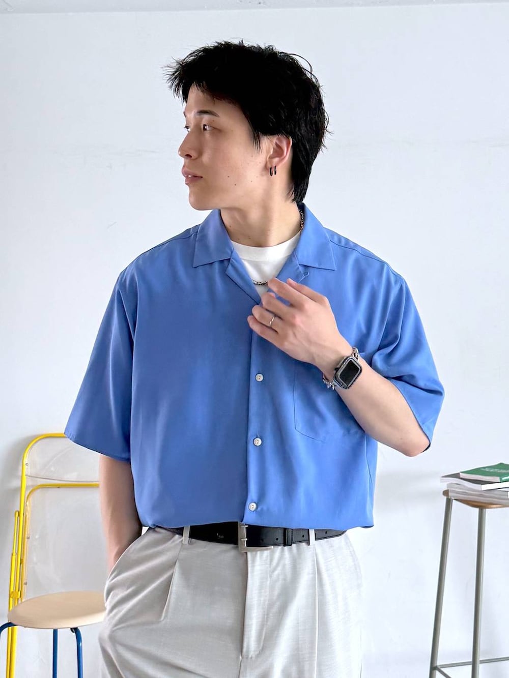 ホワイト系のスラックス、ホワイト系のTシャツ/カットソー、ブラック系のサンダルを着用したメンズの夏コーディネートの7枚目の写真