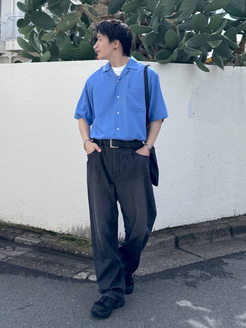 ホワイト系のTシャツ/カットソー、ブラック系のスニーカー、グレー系のデニムパンツを着用したメンズの夏コーディネートの7枚目の写真