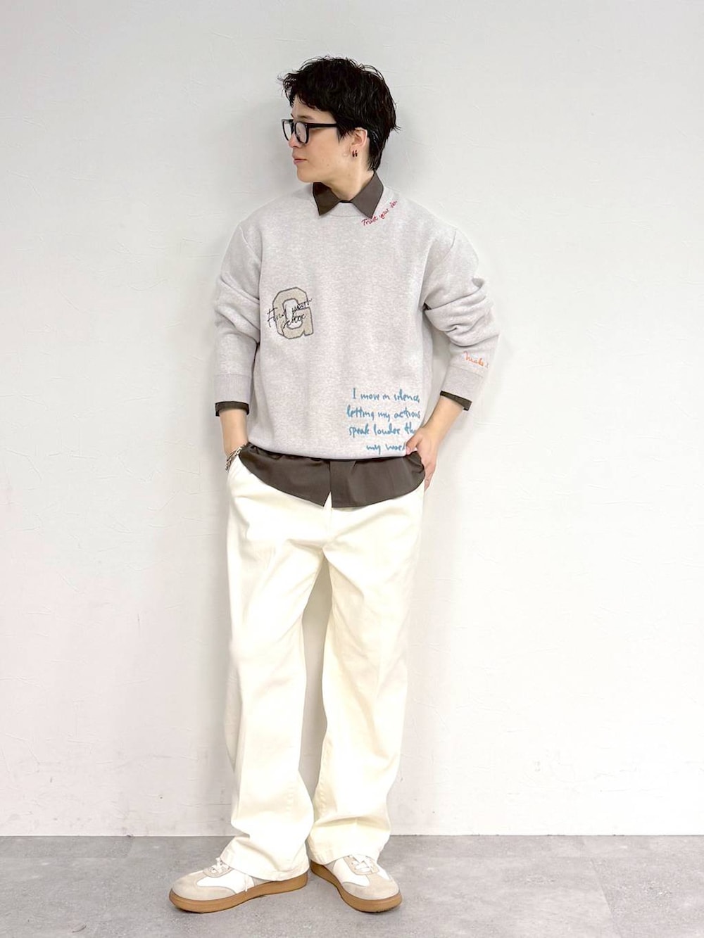 ベージュ系のスニーカー、ホワイト系のその他パンツ、ブラック系のサングラスを着用したメンズの冬コーディネートの4枚目の写真