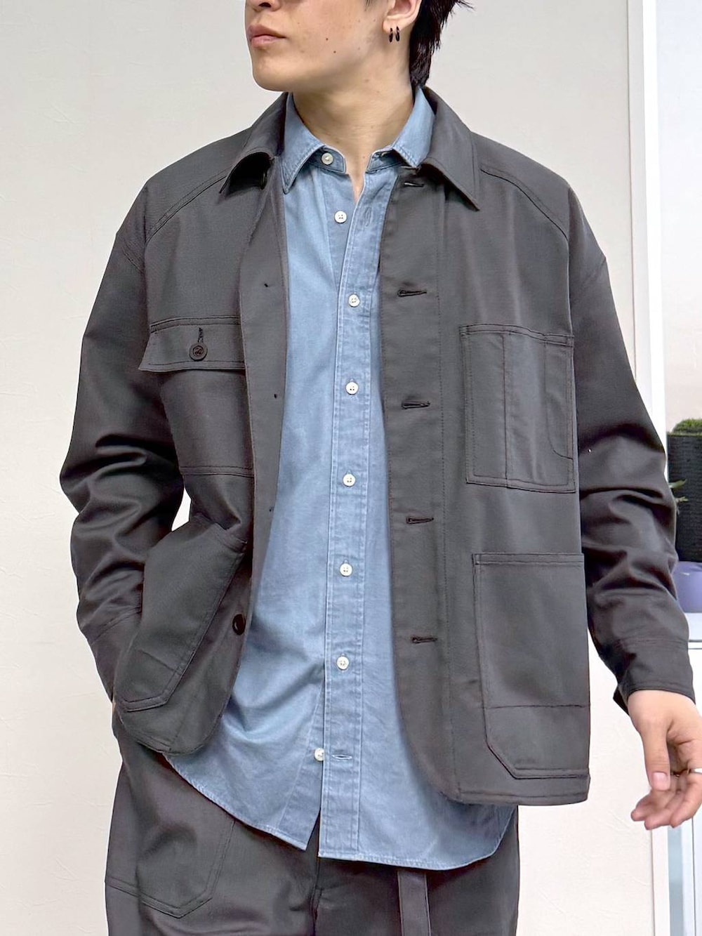 ブルー系のシャツ/ブラウス、ブラック系のその他シューズ、グレー系のブルゾンを着用したメンズの冬コーディネートの6枚目の写真