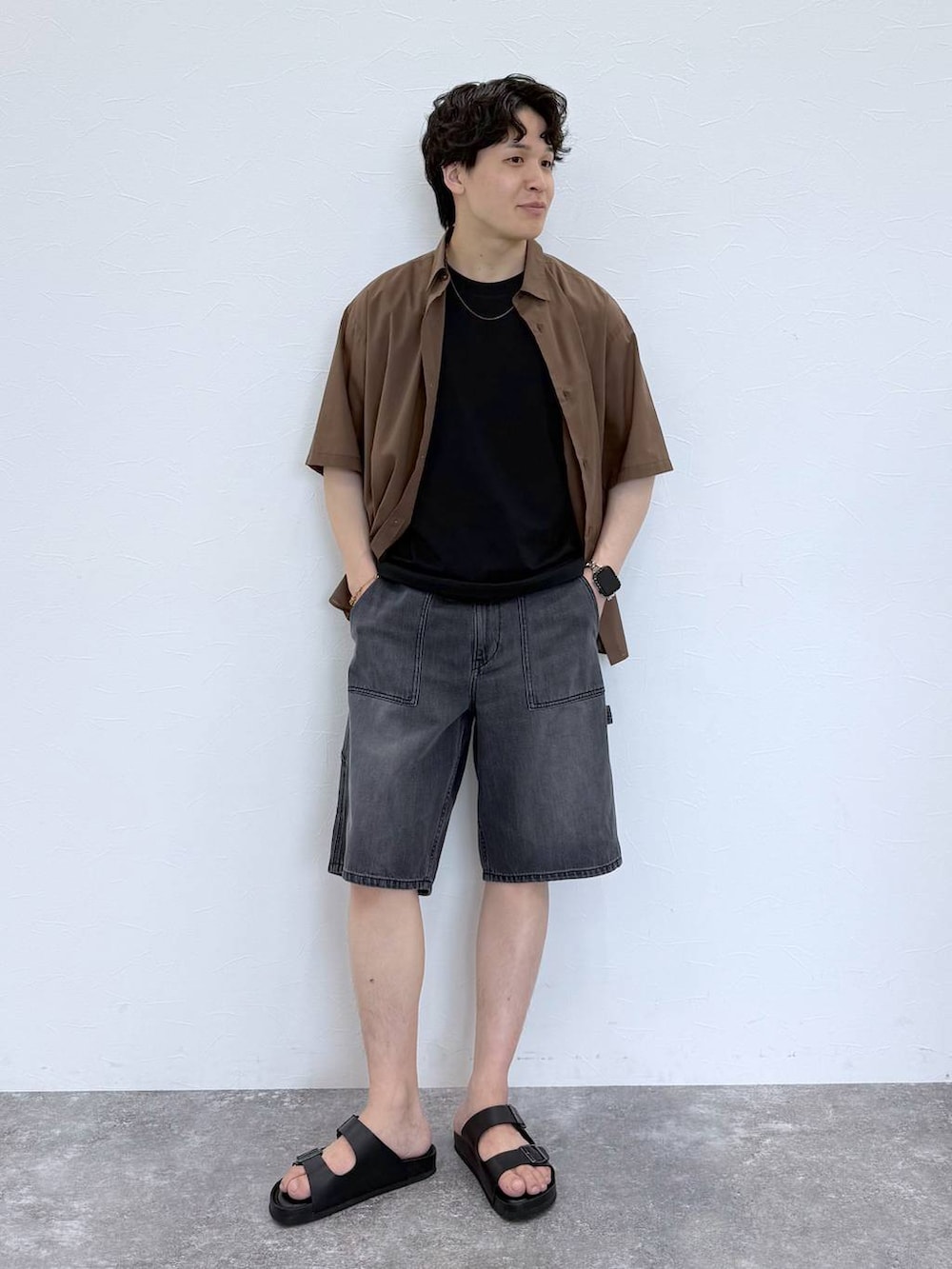 ブラウン系のシャツ/ブラウス、ブラック系のタンクトップ、グレー系のその他パンツを着用したメンズの春コーディネートの2枚目の写真
