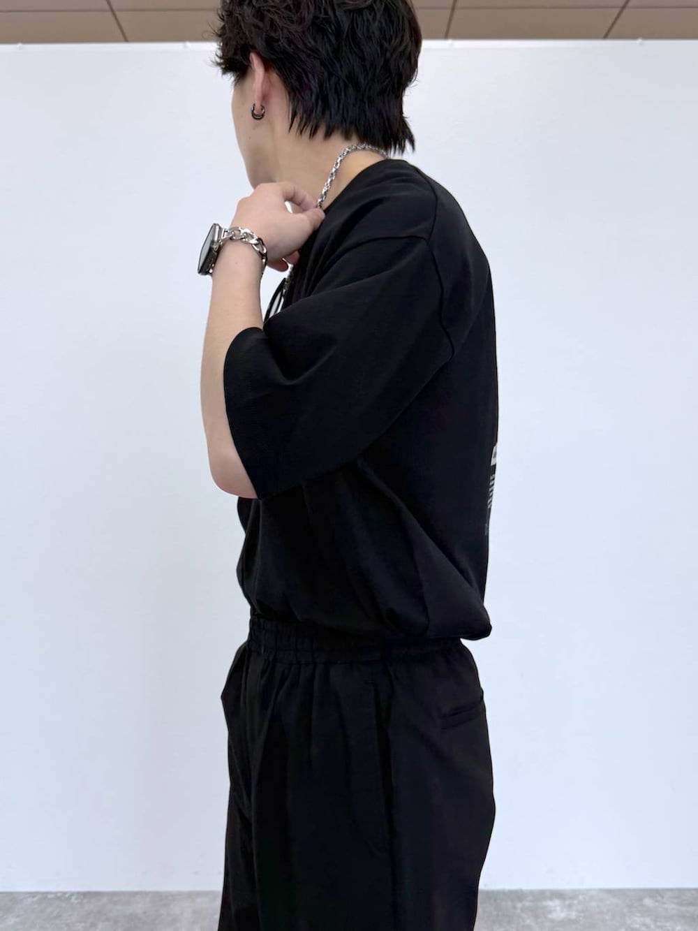 ブラック系のその他パンツ、ブラック系のサンダル、ブラック系のTシャツ/カットソーを着用したメンズの夏コーディネートの7枚目の写真