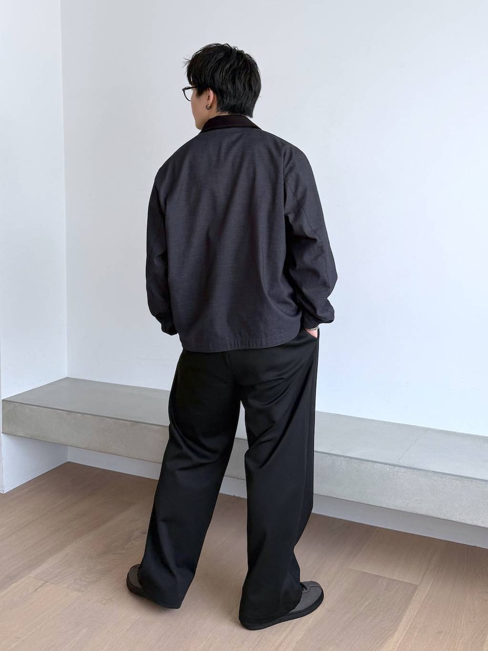 グレー系のスニーカー、ブラック系のその他パンツ、ブルー系のニット/セーターを着用したメンズの秋コーディネートの4枚目の写真