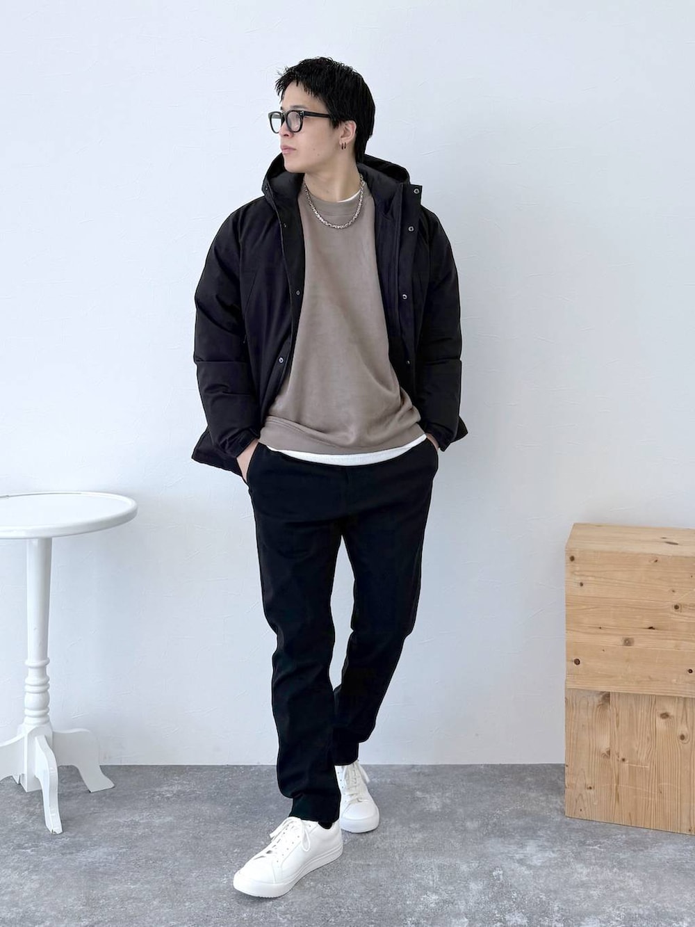 ブラック系のダウンジャケット/コート、ブラック系のその他パンツ、ホワイト系のTシャツ/カットソーを着用したメンズの冬コーディネートの3枚目の写真