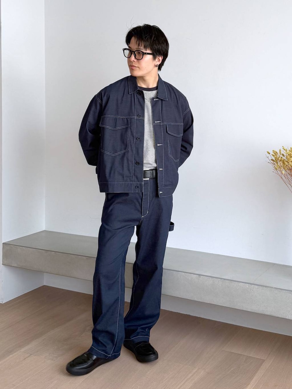 ブルー系のTシャツ/カットソー、グレー系のその他シューズ、ブルー系のデニムパンツを着用したメンズの秋コーディネートの2枚目の写真