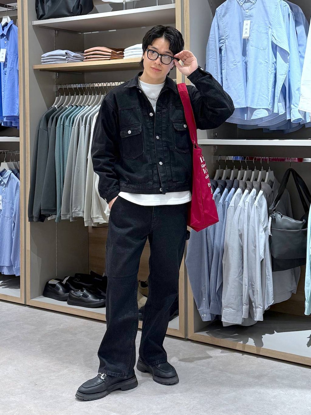 ホワイト系のスウェット、レッド系のトートバッグ、ブラック系のデニムジャケットを着用したメンズの春コーディネートの2枚目の写真