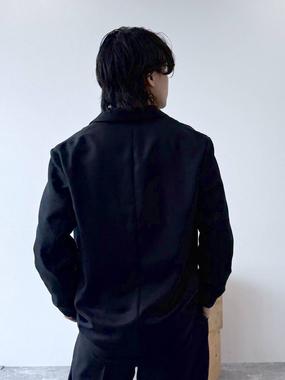 ホワイト系のTシャツ/カットソー、グレー系のシャツ/ブラウス、ブラック系のその他シューズを着用したメンズの秋コーディネートの8枚目の写真