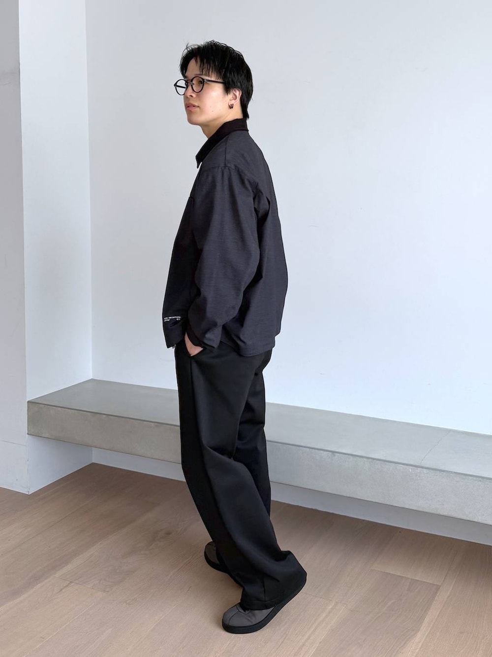 グレー系のスニーカー、ブラック系のその他パンツ、ブルー系のニット/セーターを着用したメンズの秋コーディネートの3枚目の写真