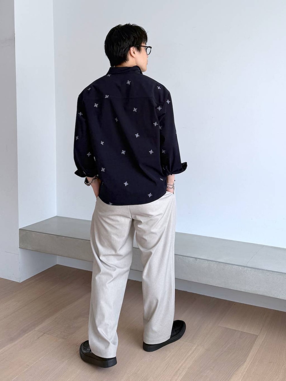グレー系のその他シューズ、ベージュ系のその他パンツを着用したメンズの秋コーディネートの4枚目の写真