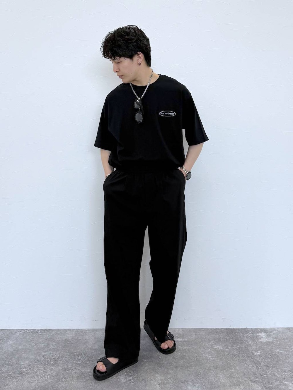 ブラック系のその他パンツ、ブラック系のサンダル、ブラック系のTシャツ/カットソーを着用したメンズの夏コーディネートの3枚目の写真