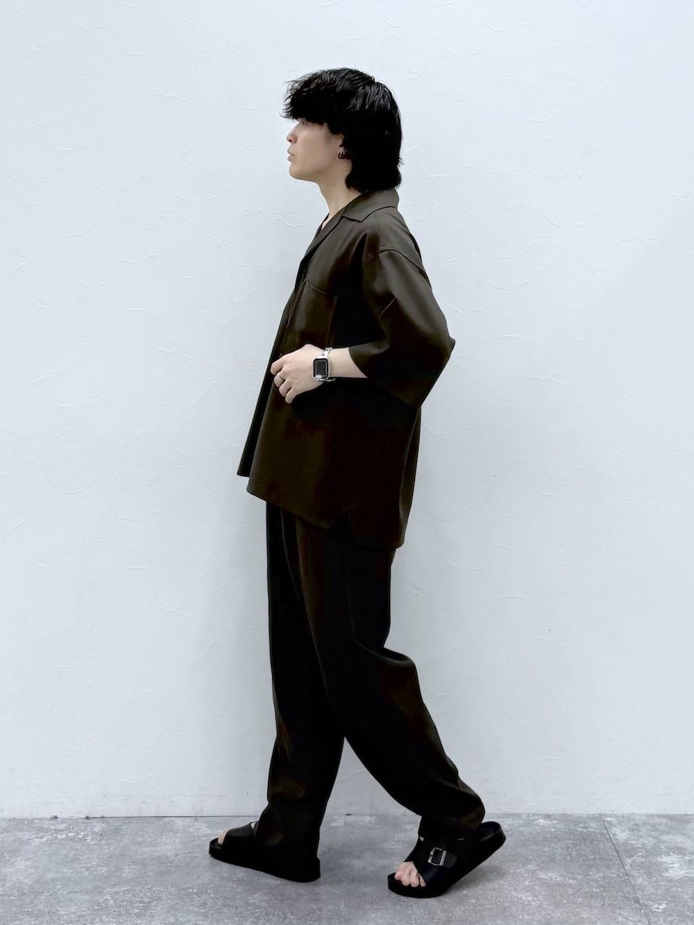 ブラウン系のその他パンツ、ブラウン系のシャツ/ブラウス、ブラック系のサンダルを着用したメンズの春コーディネートの5枚目の写真