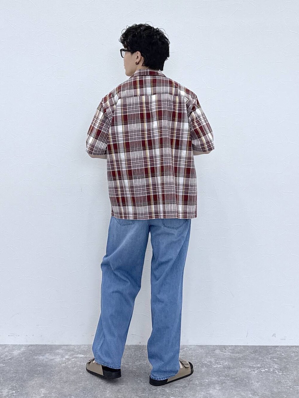 ホワイト系のTシャツ/カットソー、レッド系のシャツ/ブラウス、ブルー系のデニムパンツを着用したメンズの春コーディネートの5枚目の写真
