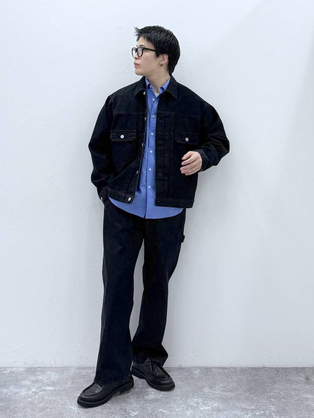 ブラック系のその他シューズ、ブラック系のデニムジャケット、ブルー系のシャツ/ブラウスを着用したメンズの冬コーディネートの3枚目の写真