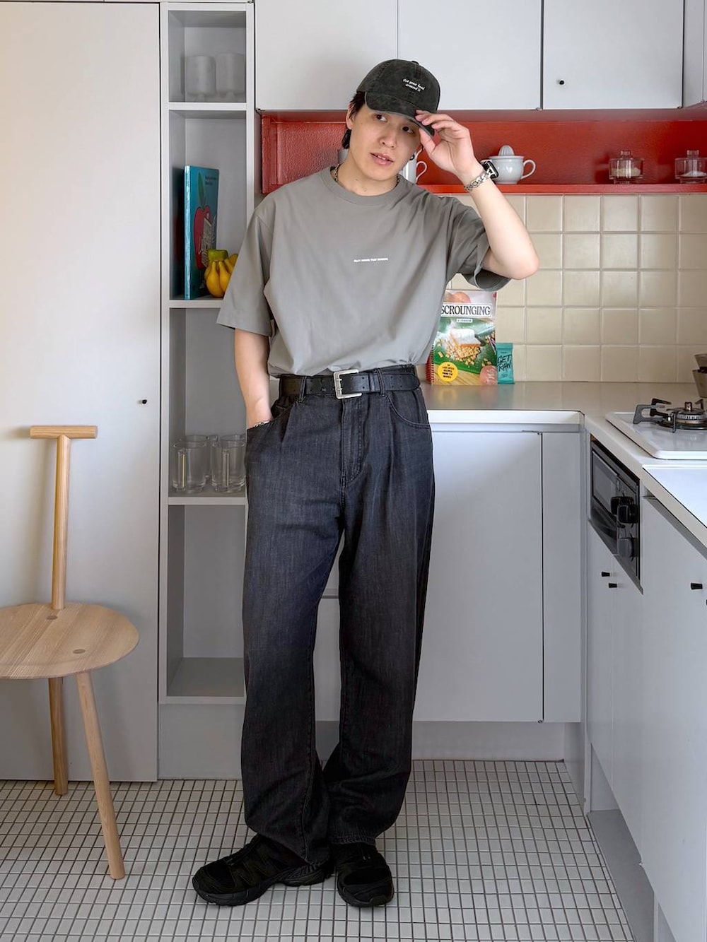 ブラック系のスニーカー、グレー系のデニムパンツ、ブラック系のキャップを着用したメンズの夏コーディネートの3枚目の写真