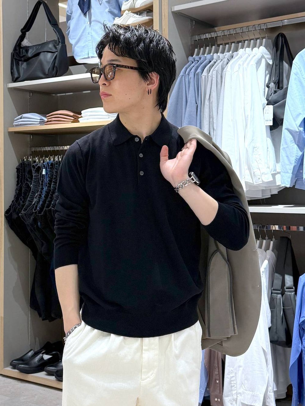 ホワイト系のその他パンツ、ベージュ系のテーラードジャケット、ブラック系のその他シューズを着用したメンズの冬コーディネートの9枚目の写真