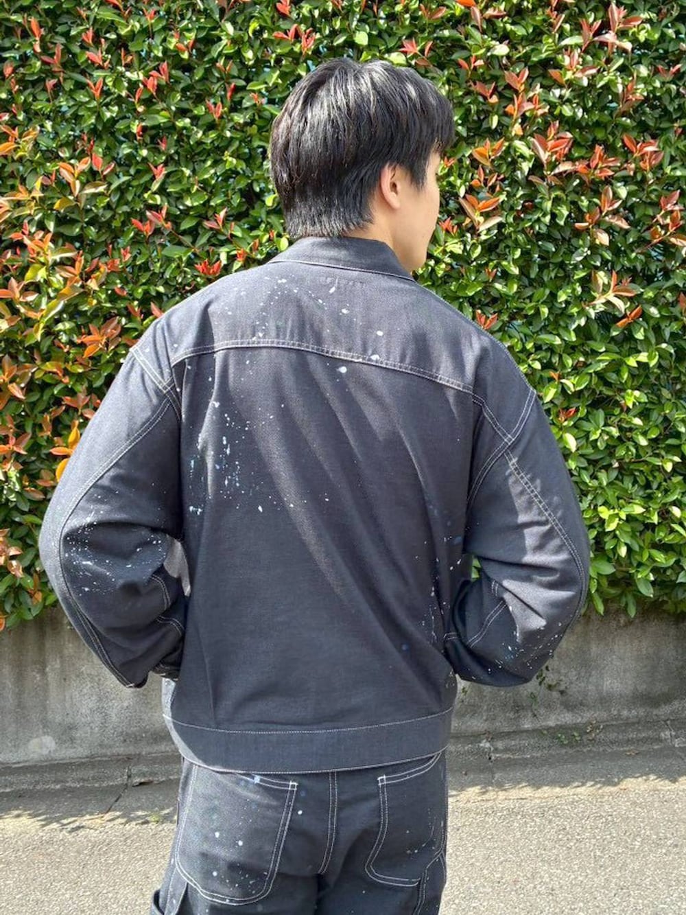 ブルー系のTシャツ/カットソー、グレー系のその他シューズ、ブルー系のデニムパンツを着用したメンズの秋コーディネートの6枚目の写真