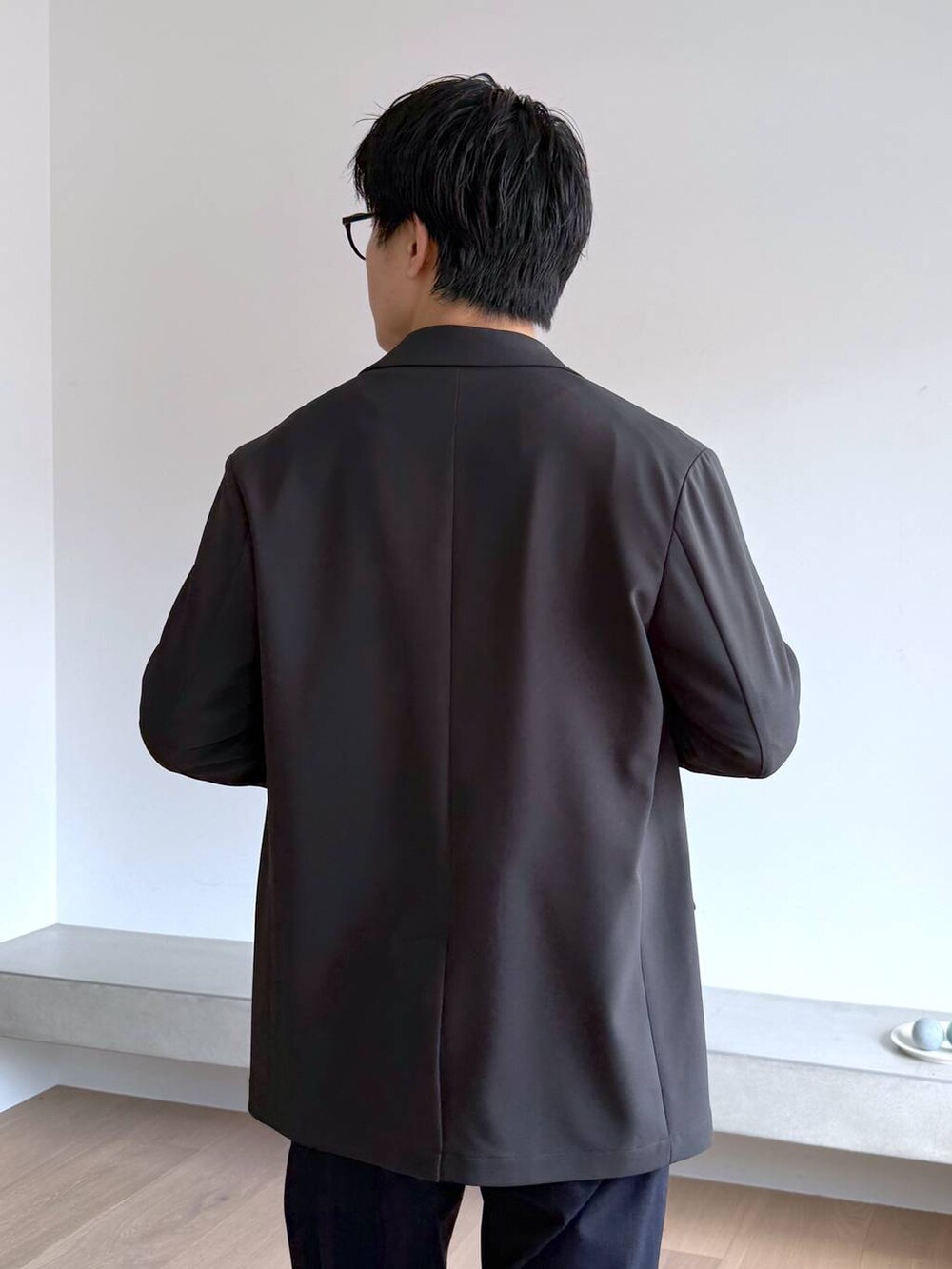 ブルー系のその他パンツ、グレー系のその他シューズ、グレー系のテーラードジャケットを着用したメンズの秋コーディネートの8枚目の写真