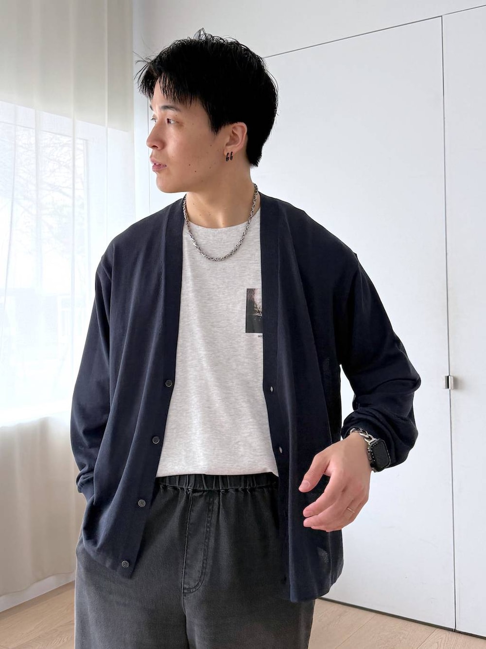 グレー系のTシャツ/カットソー、グレー系のその他シューズ、ブラック系のデニムパンツを着用したメンズの夏コーディネートの6枚目の写真