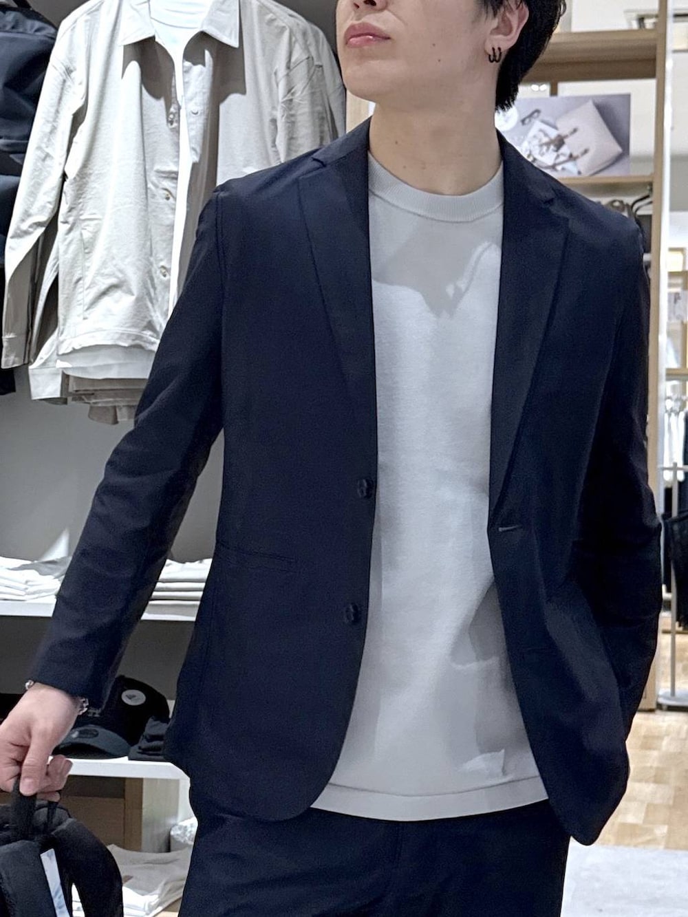 ブラック系のバックパック/リュック、ブルー系のその他パンツ、ブルー系のテーラードジャケットを着用したメンズの春コーディネートの6枚目の写真