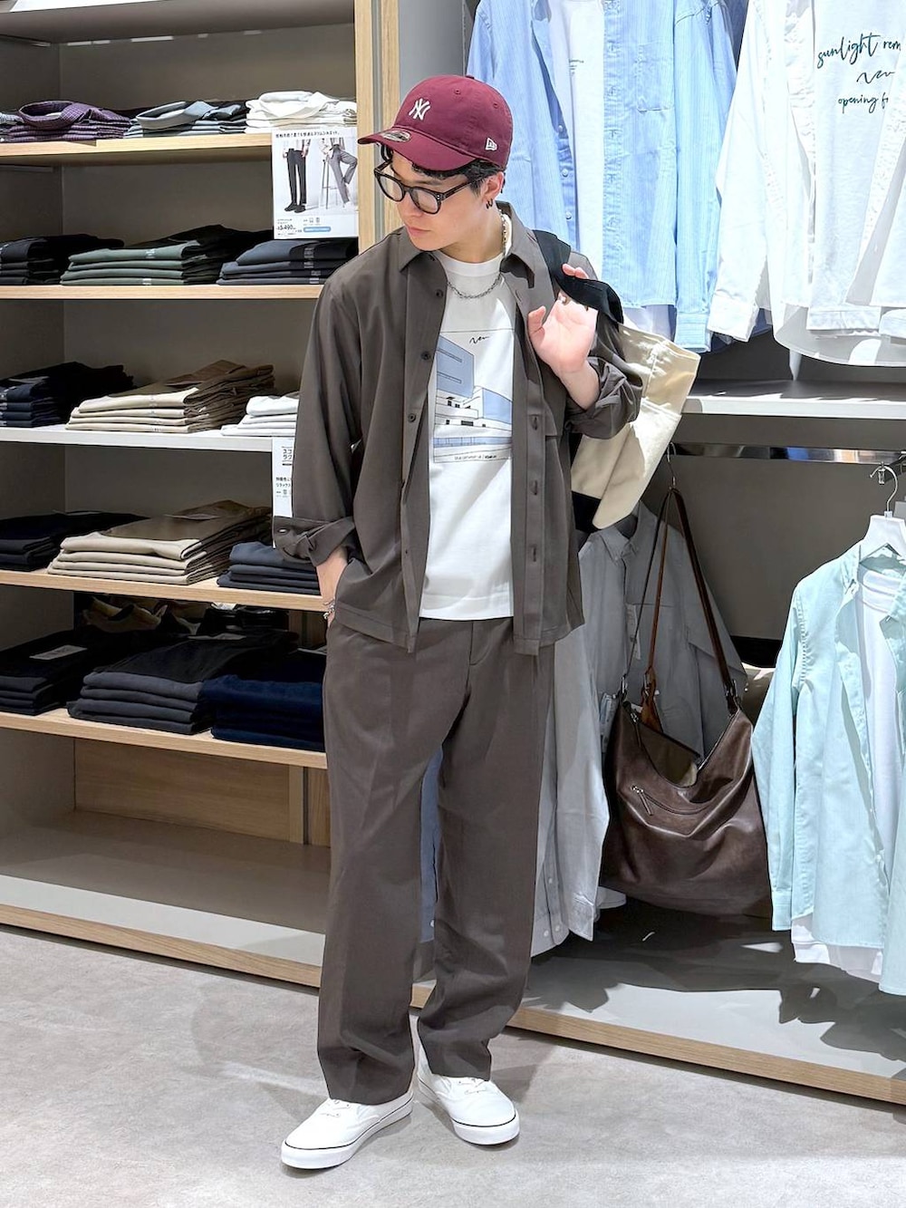 ブラウン系のその他パンツ、ブラウン系のシャツ/ブラウス、ホワイト系のスニーカーを着用したメンズの春コーディネートの2枚目の写真