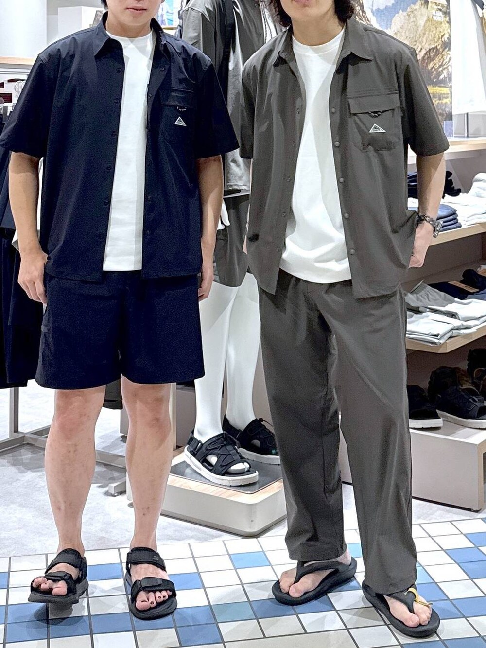 ブルー系のその他パンツ、グリーン系のその他パンツ、ブルー系のシャツ/ブラウスを着用したメンズの夏コーディネートの2枚目の写真