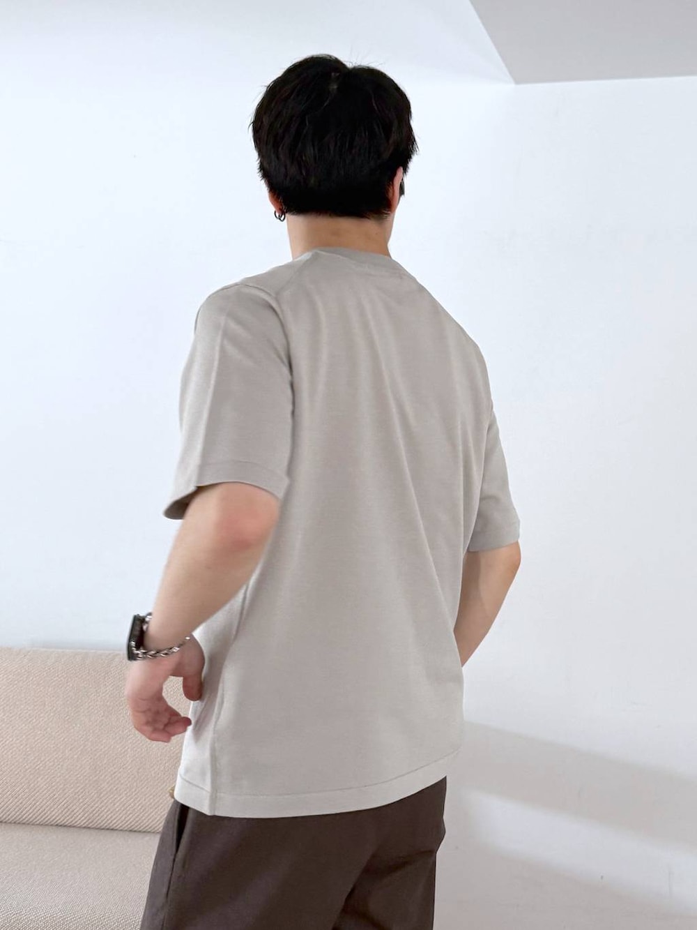 ベージュ系のニット/セーター、ブラック系のサンダル、ブルー系のサングラスを着用したメンズの夏コーディネートの8枚目の写真