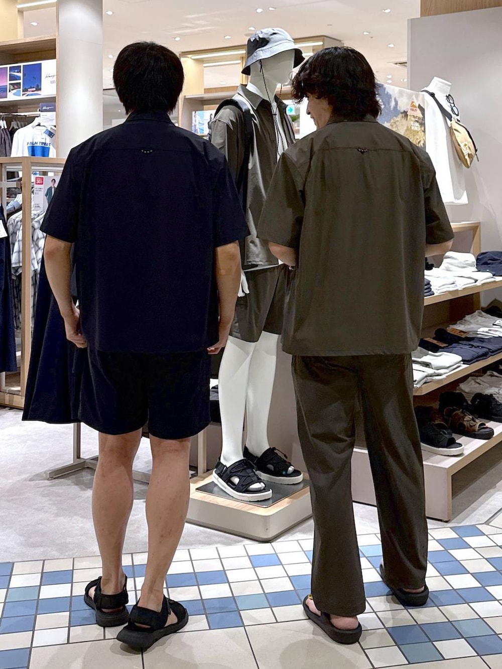 ブルー系のその他パンツ、グリーン系のその他パンツ、ブルー系のシャツ/ブラウスを着用したメンズの夏コーディネートの7枚目の写真