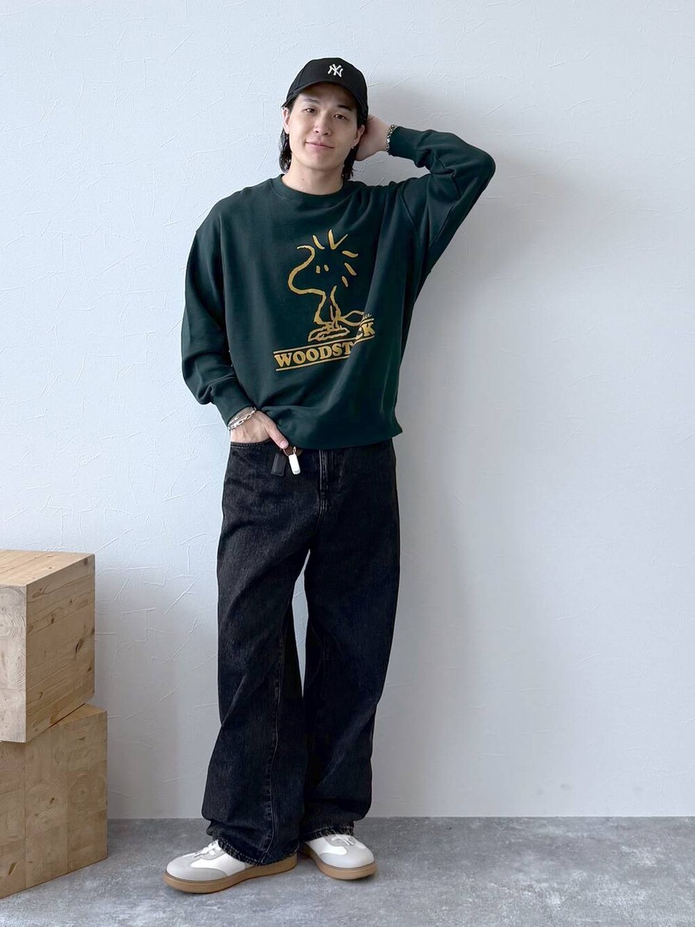 ベージュ系のスニーカー、ブラック系のデニムパンツ、ブラック系のキャップを着用したメンズの秋コーディネートの4枚目の写真