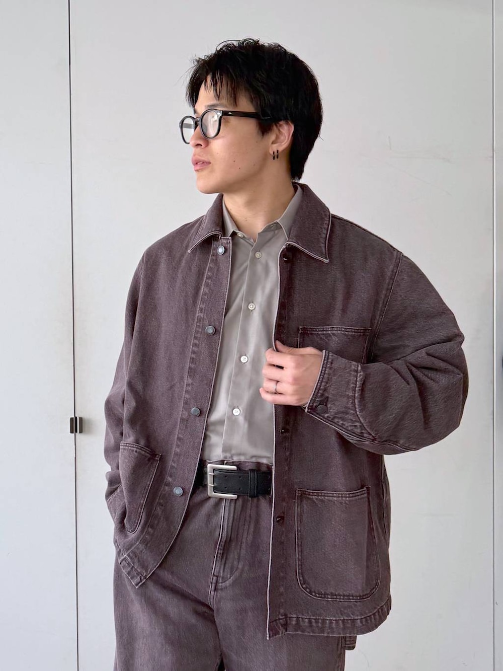 グレー系のその他シューズ、グレー系のシャツ/ブラウス、ブラウン系のデニムパンツを着用したメンズの秋コーディネートの6枚目の写真