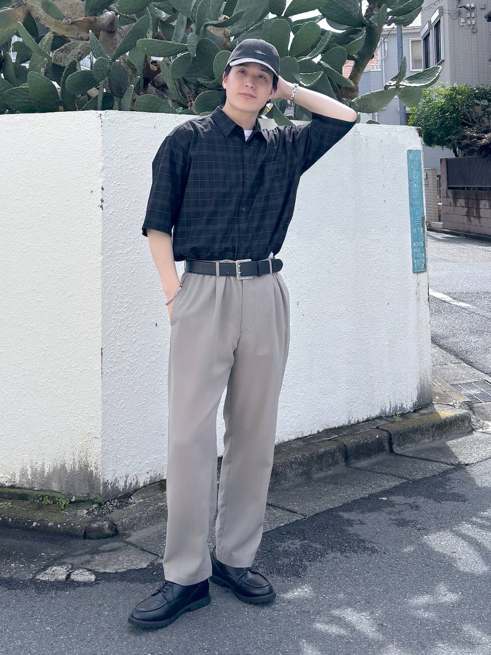 ホワイト系のTシャツ/カットソー、グレー系のその他シューズ、ブラック系のシャツ/ブラウスを着用したメンズの夏コーディネートの5枚目の写真