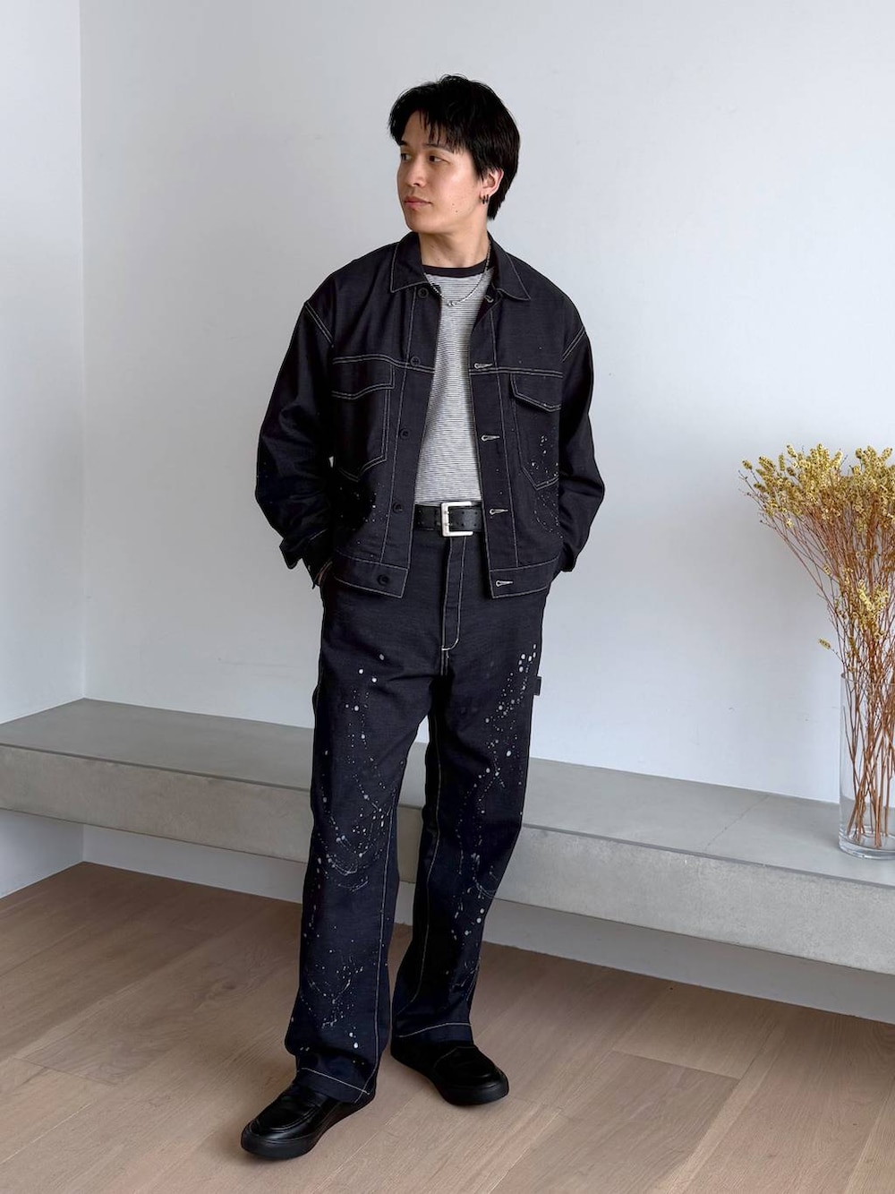 グレー系のその他シューズ、ブルー系のデニムパンツ、シルバー系のネックレスを着用したメンズの夏コーディネートの2枚目の写真