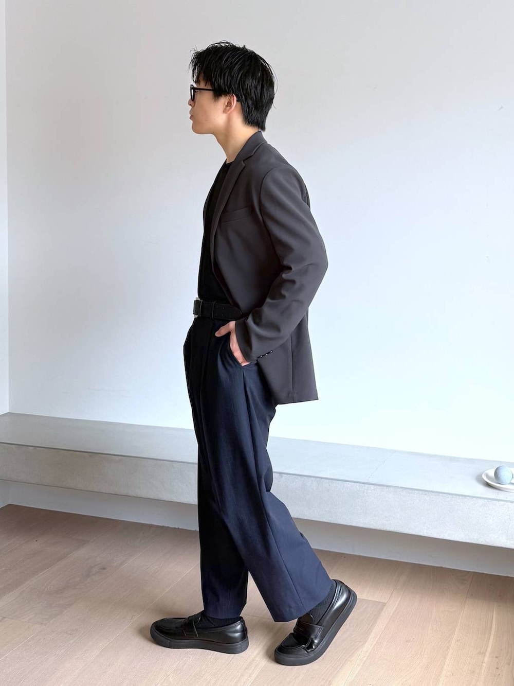 ブルー系のその他パンツ、グレー系のその他シューズ、グレー系のテーラードジャケットを着用したメンズの秋コーディネートの3枚目の写真