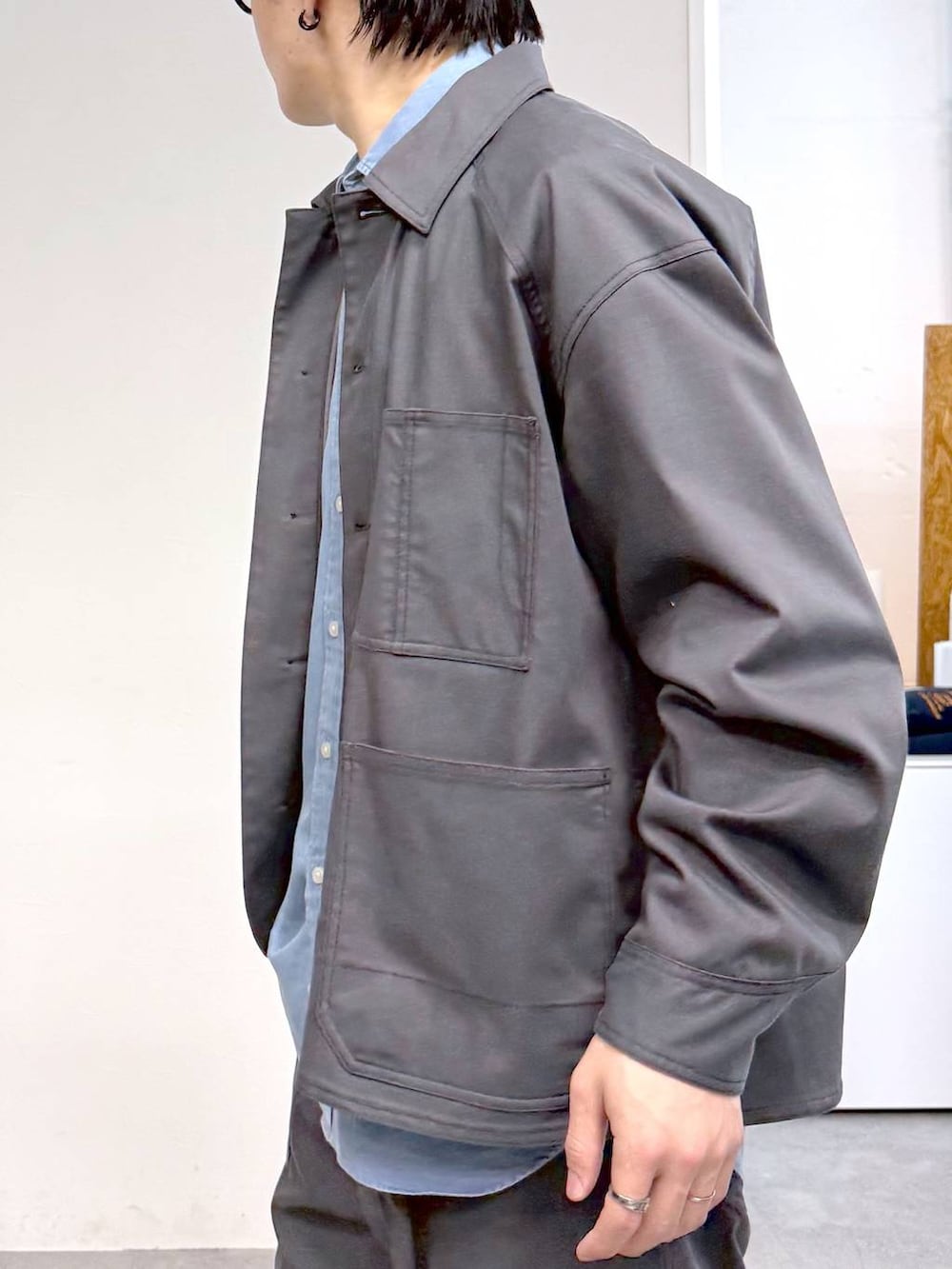 ブルー系のシャツ/ブラウス、ブラック系のその他シューズ、グレー系のブルゾンを着用したメンズの冬コーディネートの7枚目の写真