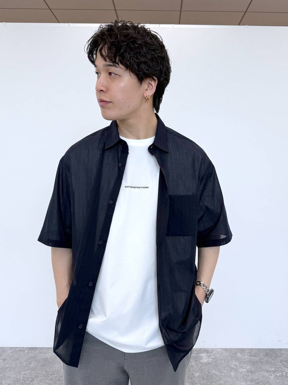 グレー系のスラックス、ホワイト系のその他シューズ、ブルー系のシャツ/ブラウスを着用したメンズの夏コーディネートの6枚目の写真