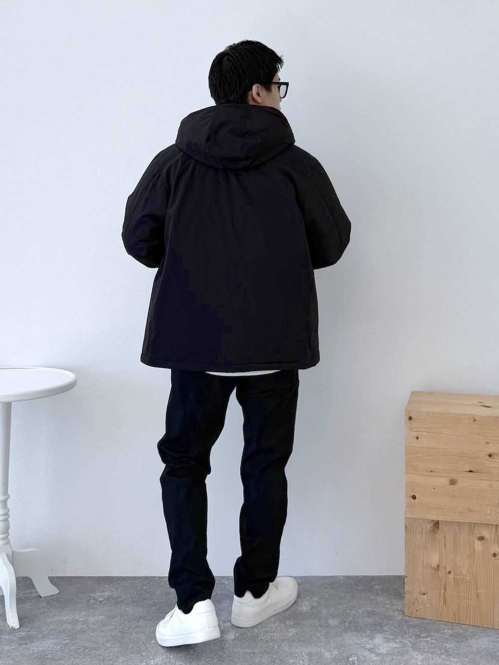 ブラック系のダウンジャケット/コート、ブラック系のその他パンツ、ホワイト系のTシャツ/カットソーを着用したメンズの冬コーディネートの5枚目の写真