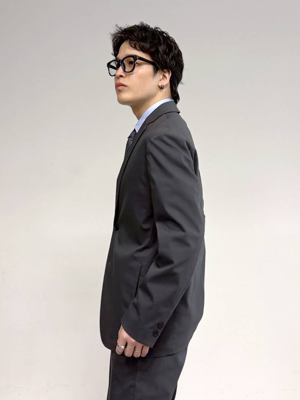 ブラック系のその他シューズ、ブルー系のシャツ/ブラウス、グレー系のテーラードジャケットを着用したメンズの冬コーディネートの7枚目の写真