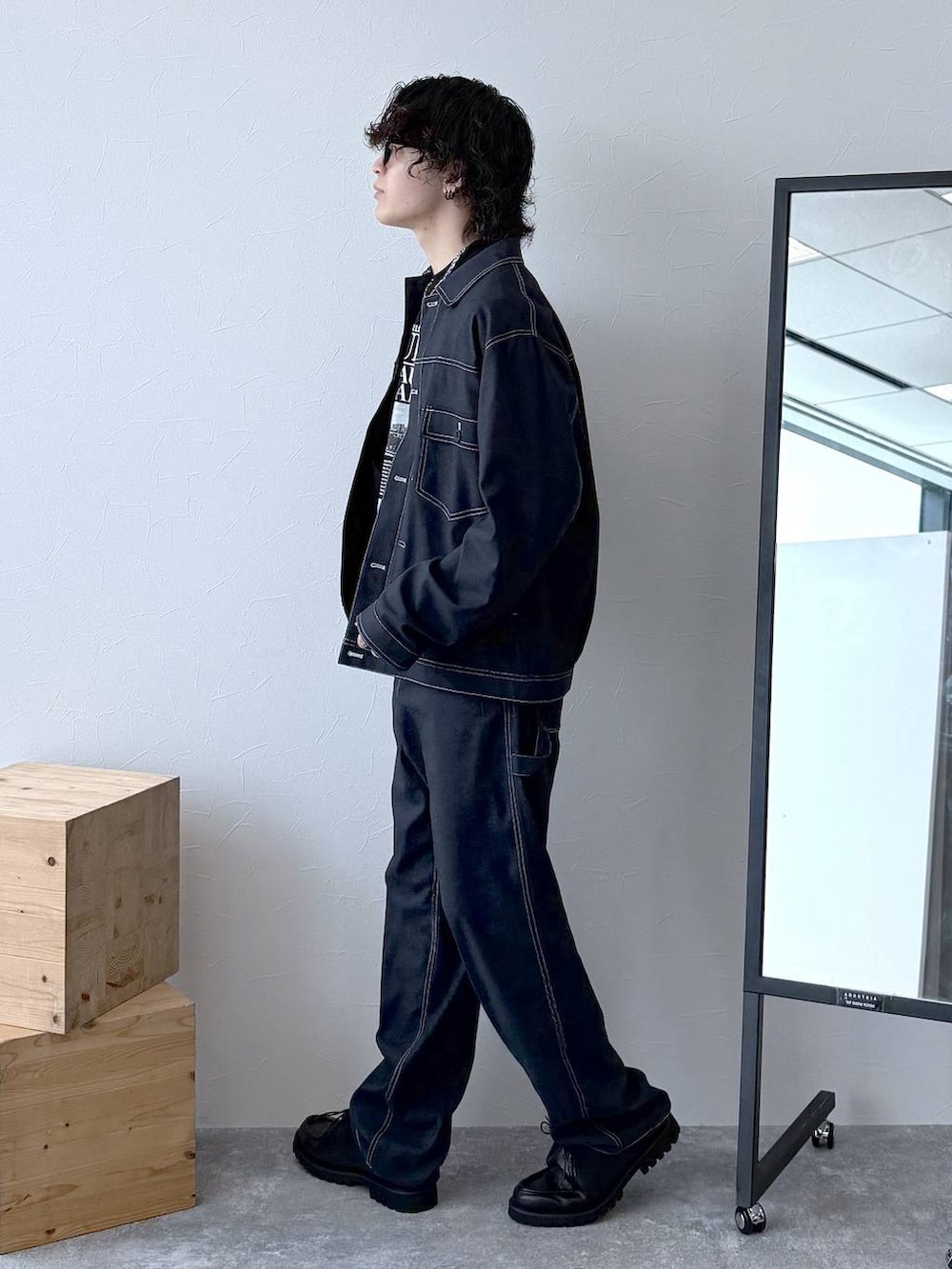ブルー系のデニムパンツ、ブラック系のその他シューズ、ブルー系のデニムジャケットを着用したメンズの夏コーディネートの3枚目の写真