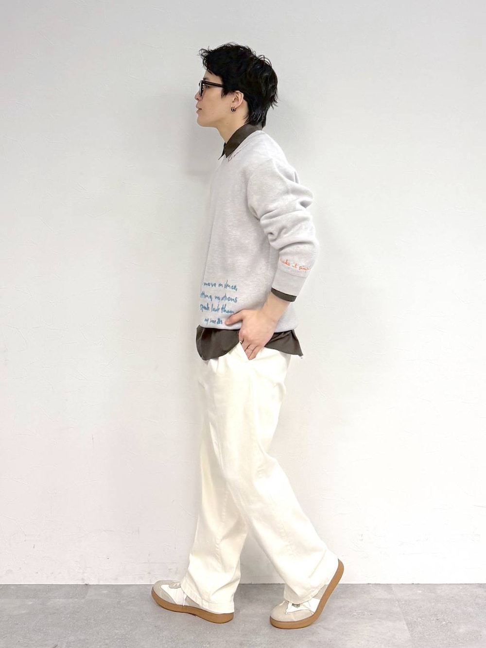 ベージュ系のスニーカー、ホワイト系のその他パンツ、ブラック系のサングラスを着用したメンズの冬コーディネートの3枚目の写真