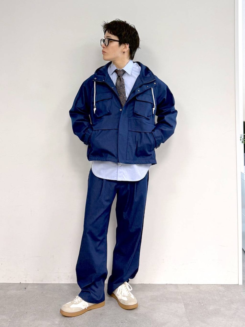 ベージュ系のスニーカー、ブルー系のシャツ/ブラウス、ブルー系のデニムパンツを着用したメンズの冬コーディネートの5枚目の写真